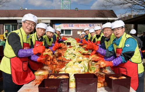 NH농협금융 임종룡 회장(좌측 첫 번째)과 농촌마을 주민들이 도시 불우이웃을 돕기 위한 사랑의 김장김치를 담그고 있다.(사진제공=NH농협금융)