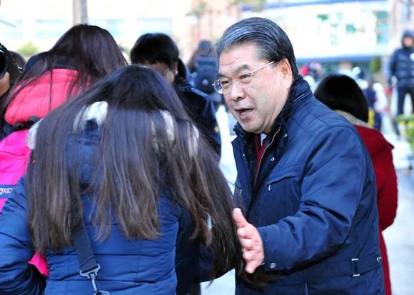 이재정 경기도교육감이 13일 오전 대학수학능력시험이 치러지는 수원 조원고를 방문해 수험들을 격려하고 있다.(사진=경기도교육청 제공)