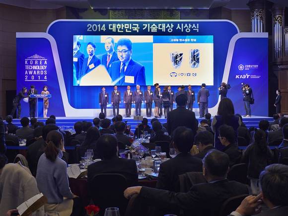 효성의 탄소섬유 ‘탠섬’이 13일 ‘2014 대한민국 기술대상 시상식’에서 국무총리상을 수상했다(사진 제공: 효성)