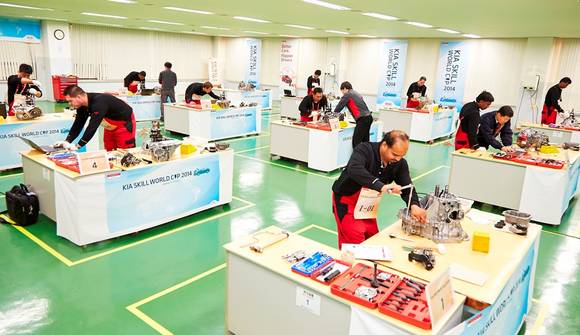 12일 현대·기아차 천안 정비연수원에서 ‘제7회 전세계 정비사 경진대회’ 참가자들이 실기시험을 치르고 있다(사진 제공: 현대·기아자동차그룹)