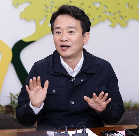 14일 오전 경기도청 도지사실에서 남경필 경기도지사가 ‘판교 환풍구 사고 합동대책본부 활동 종료’에 대한 브리핑을 한 후 기자들의 질문에 답변을 하고 있다.(사진=경기도 제공)