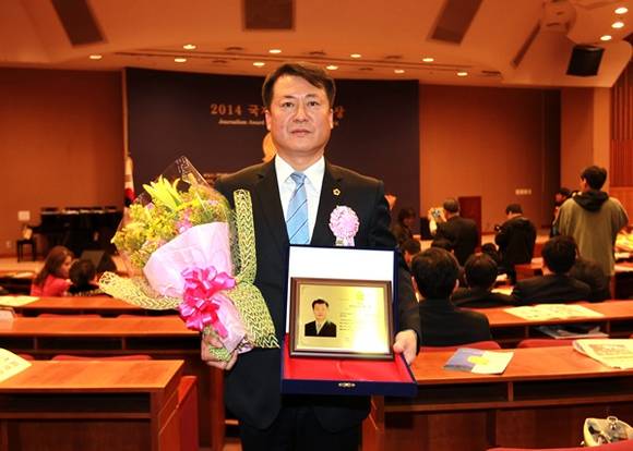 경기도의회 도시환경위원회 오세영(새정치연합, 용인1) 위원장이 지역사회발전에 기여한 공을 인정 받아 지방의회의정활동부문 최우수상을 수상 했다.