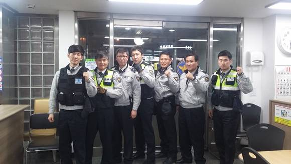 열차고장으로 인한 지연으로 위기에 봉착했던 수험생들을 발빠른 대처로 완벽하게 호송작전을 수행한 수원서부경찰서 매산지구대 1팀 팀원들(사진=수원서부경찰서 제공)