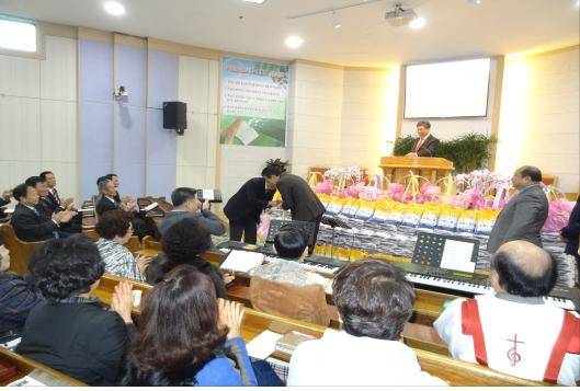 이재호 연수구청장이 옥련중앙교회 교인들이 정성껏 모은 성금으로 구입한 쌀 399포(5Kg)를 전달 받고 있다.