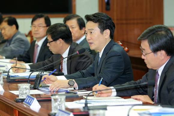 남경필 경기도지사가 지난 18일 경기도청 상황실에서 열린 ‘경기도 동부권역 시장 및 군수 간담회’를 주재하고 있다.(사진=경기도 제공)