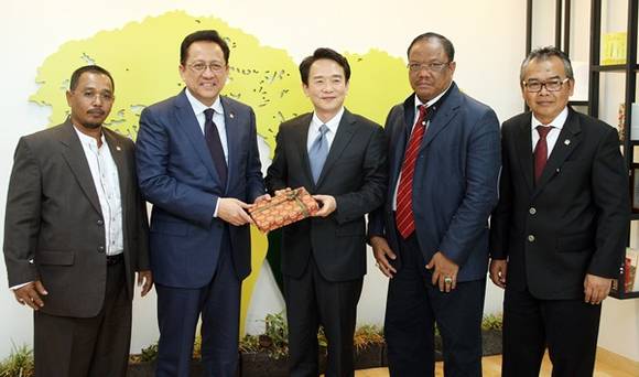 18일 남경필 경기도지사가 경기도청을 방문한 인도네시아 상원의장단 일행과 경기도와 인도네시아 간 우호교류 협력방안을 논의했다.(사진=경기도 제공)