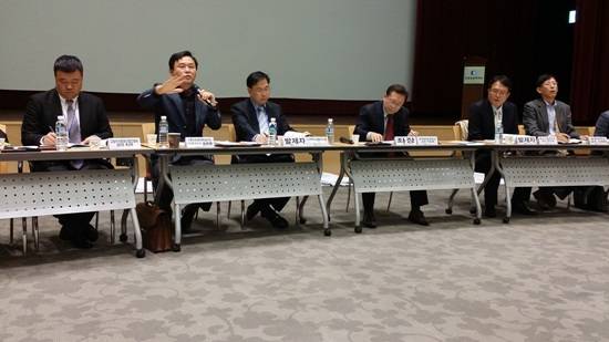 기업인 토론자로 나선 (주)다이아소닉 송윤종 대표는 무역회사 대표로서 "한중 FTA체결 기회를 이용해 서비스 산업으로 중국에 진출해야 한다"고 역설하고 있다.