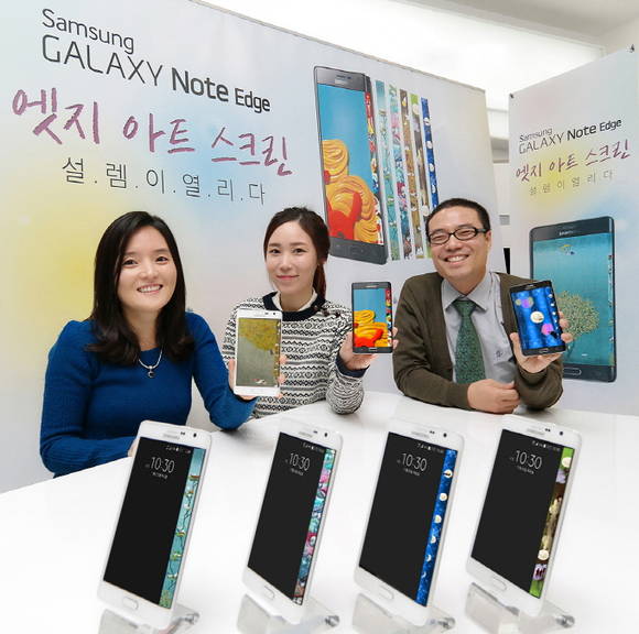 왼쪽부터 동양화가 이영지, 조각가 김민경, 미디어 아티스트 한계륜 작가가 '엣지 아트 스크린' 작품을 소개하고 있다(사진 제공: 삼성전자)