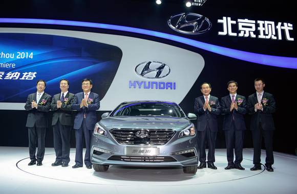 현대차의 중국형 ‘신형 쏘나타’ 앞에서 포즈를 취한 리우즈펑 베이징현대 상임부총경리, 왕민 베이징자동차붕용유한공사 총경리, 최성기 현대·기아차 중국전략담당 사장, 김태윤 베이징현대 총경리, 권혁동 베이징현대 판매본부 본부장, 우조우타오 베이징현대 판매본부 부본부장(왼쪽부터)(사진 제공: 현대자동차)
