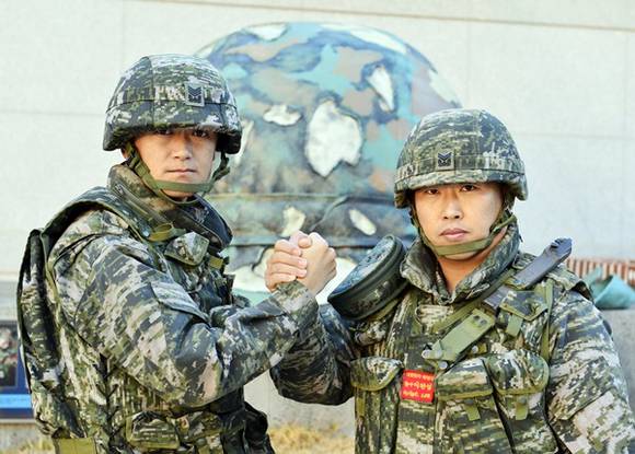 왼쪽부터 심채운 상사.이완섭 중사(사진=해병대사령부 제공)