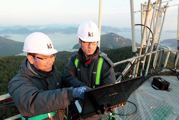 KT 직원들이 통영 송수신소에서 선박무선통신 신호의 수신감도를 시험하고 있다(사진 제공: KT)
