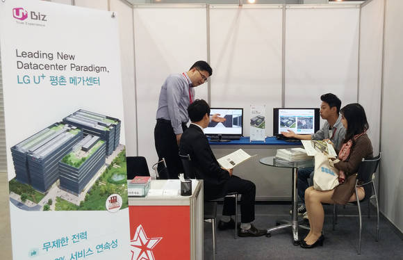 부산 벡스코에서 개최된 ‘지스타 2014’에 마련된 LG유플러스 전시부스 전경(사진 제공: LG유플러스)