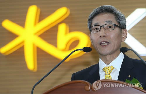 윤종규 신임 KB금융지주 회장이 21일 오후 서울 여의도 국민은행 본점에서 열린 취임식에서 취임사를 하고 있다(사진: 연합뉴스)