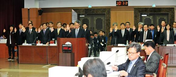 김원찬 경기도 부교육감이 21일 도교육청 본관 4층 사일육홀에서 열린 경기도교육청에 대한 ‘2014년도 경기도의회 교육위원회(위원장. 김주성) 행정사무감사’에서 선서를 하고 있다.(사진=경기도교육청 제공)