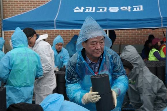 비가 내리는 22일 서청원 새누리당 의원이 동절기 취약계층의 따뜻한 겨울나기를 위해 마련한 연탄나눔 행사에 참석해 봉사활동을 하고 있다.(사진=서청원 의원실 제공)