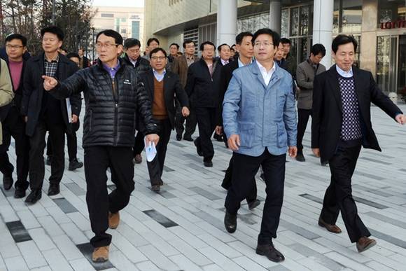 21일 염태영 수원시장이 개장을 앞둔 롯데몰과 애경플라자 공사현장을 방문해 현장을 점검하며 시민들에게 안전한 문화공간을 제공하는데 최선의 노력을 다해줄것을 지시했다.(사진=수원시 제공)