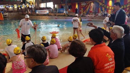 원마운트 워터파크에서 진행되는 청소년 수상 구조를 위한 'Swim to Survive 프로그램’은 호주, 캐나다 등 수상 안전 교육 선진국에서 청소년들의 익사예방과 수상안전을 위해 개발된 것으로, 한국은 물론 아시아에서도 최초로 도입되는 교육 사업이다.