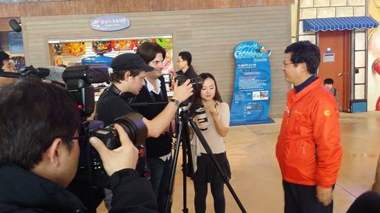 최성 고양시장이 외신들과 안전관련 인터뷰를 하고 있다.