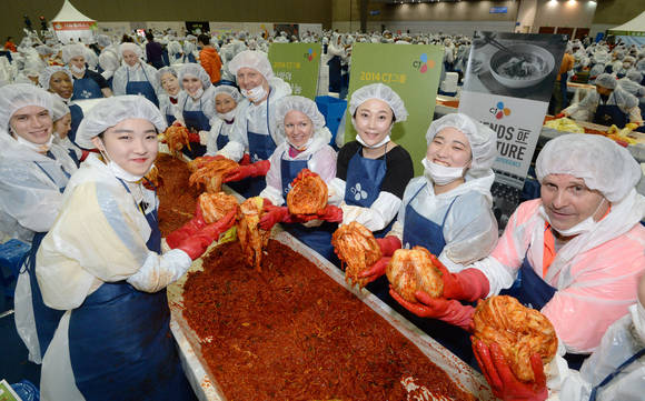 ‘CJ그룹 사랑의 김장나눔 한마당’에 참가한 CJ 임직원들과 외국인들(사진 제공: CJ그룹)