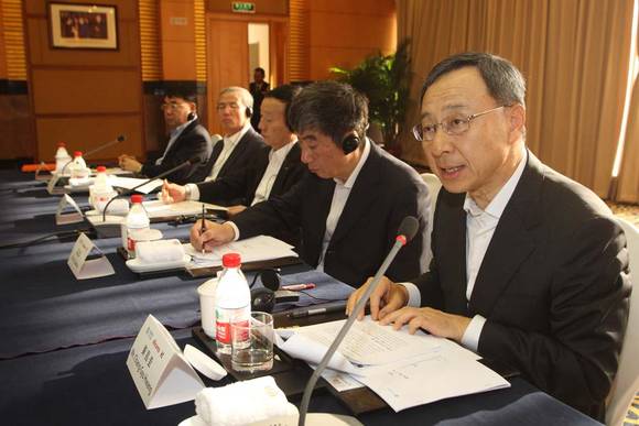 KT 황창규 회장(사진 우측 첫번째)이 중국 차이나모바일 시궈화 회장(사징 우측에서 두번째)과 NTT 도코모 가토 사장(사진 우측에서 세번째)에게 3개국 모바일 교통카드 협력을 제안하고 있는 모습(사진 제공: KT)