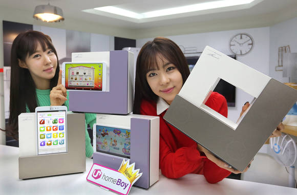 기존 집전화 형태를 벗어난 유니크한 디자인의 홈보이 신규 스피커 스테이션(사진 제공: LG유플러스)