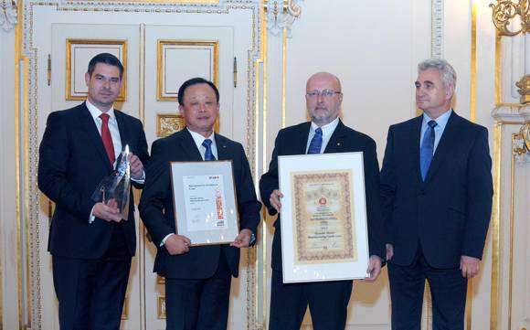 왼쪽부터 체코 산업통상부 차관 이르지 하블리첵, 현대차 체코공장 법인장 최동우 전무, 현대차 체코공장 페뜨르 바넥 이사, 체코 상원의장 밀란 슈테흐가 시상식 후 기념촬영을 하고 있다(사진 제공: 현대자동차)