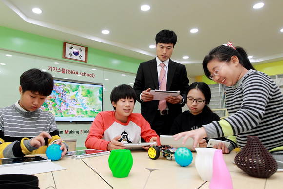 대성동 초등학교 선생님들과 학생들이 스마트기기를 활용해 사물인터넷 체험교육을 하고 있다(사진 제공: KT)