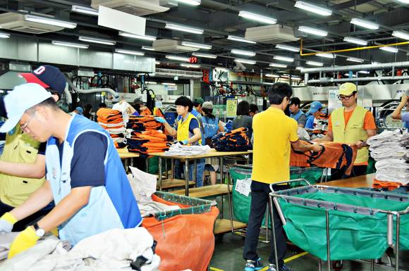 포스코휴먼스 한가족 봉사단이 중증장애인시설 이불세탁봉사활동을 하고 있다(사진 제공: 포스코그룹)