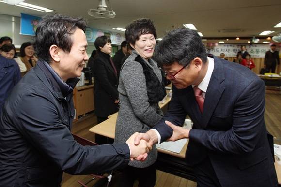 27일 수원정자초등학교에서 남경필 경기도지사가 교육환경개선 관련하여 학부모 및 학교운영위원들을 만나 인사를 나누고 있다.(사진=경기도 제공)