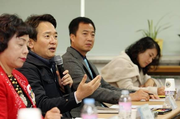 남경필 경기도지사가 교육환경개선과 관련해 학부모 및 학교운영위원들과 간담회를 가지고 있다.