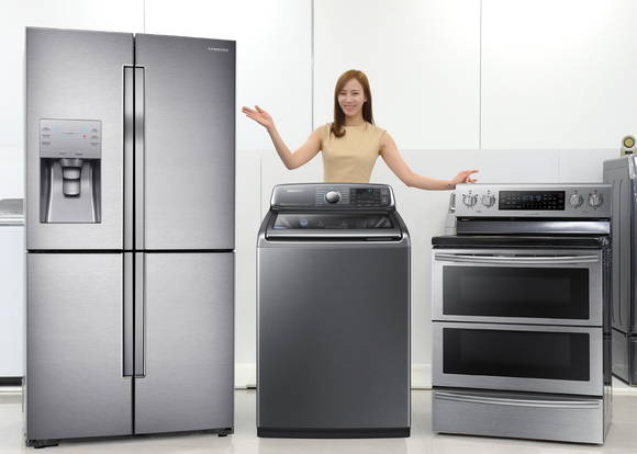 삼성전자 모델이 29일 수원 삼성전자 프리미엄 하우스에서 ‘CES 2015’에서 공개될 ‘T9000’ 세미빌트인 냉장고, ‘액티브워시’ 세탁기, ‘듀얼 도어 플렉스 듀오 오븐 레인지’를 소개하고 있다.(사진 제공: 삼성전자)