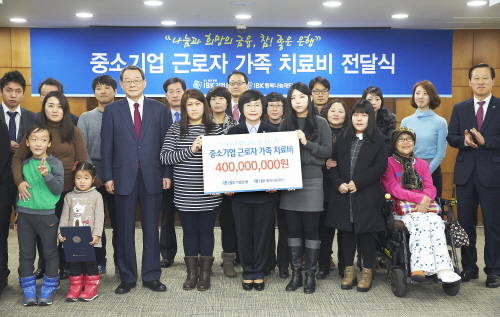 30일 오전 서울 을지로 기업은행본점에서 권선주 은행장(첫 번째 줄 가운데)과 중소기업 근로자 가족들이 치료비 전달식을 마치고 기념촬영을 하고 있는 모습.(사진제공=기업은행)