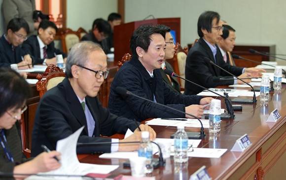 남경필 도지사가 30일(화) 오후 경기도청 신관 2층 상황실에서 열린 ‘도-도의회 間 도정현안 토론회’에서 인사말을 하고 있다.(사진=경기도 제공)