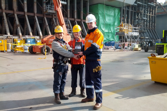 대우조선해양 직원들이 인펙스 社에서 선물한 넥워머를 받고 기뻐하고 있다. (사진제공=대우조선해양)