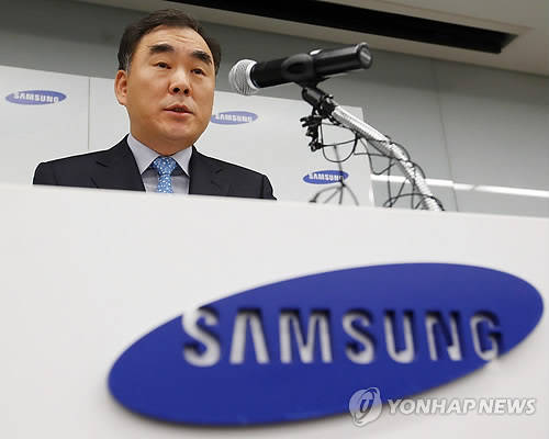 1일 오전 서울 삼성 서초사옥에서 이준 삼성 미래전략실 커뮤니케이션팀장이 사장단 인사를 발표하고 있다(사진: 연합뉴스)
