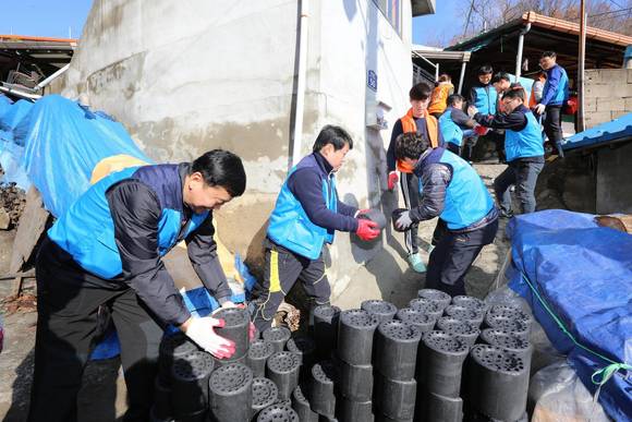 지난 11월 29일 KT&G 임직원과 대학생 봉사단이 경북 안동에서 열린 ‘2014년 KT&G 상상펀드 사랑나눔’ 봉사활동에 참여해 연탄 및 월동용품을 전달하는 모습(사진 제공: KT&G)