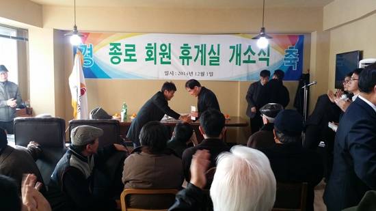 한음저협 윤명선 회장이 500만원을 원로회원 대표에게 전달하고 있다.