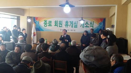 최근 한음저협 회원으로 가입한 국회부의장 정갑윤 의원이 축사를 하고 있다. 정 의원은 작사를 시작으로 협회 일원이 됐다.