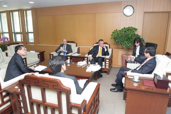 유정복 인천시장이 2일 집무실에서 우리구트만 이스라엘 주한대사와 샤이 펠리어 상무관을 접견하고 이스라엘 창조경제 소개 및 이스라엘과의 학술문화 교류 등을 논의하고 있다.(사진제공=인천시)