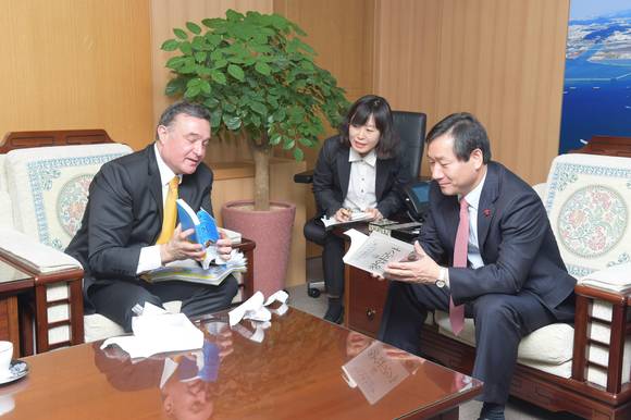 유정복 인천시장과 우리구트만 이스라엘 주한대사가 담화를 나누고 있다.(사진제공=인천시)