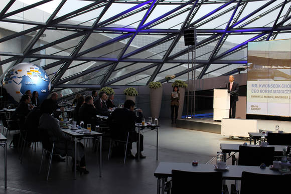 히든 챔피언 컨퍼런스 2014에서 한국능률협회 최권석 대표가 인사말을 전하고 있다(사진 제공: BMW그룹코리아)