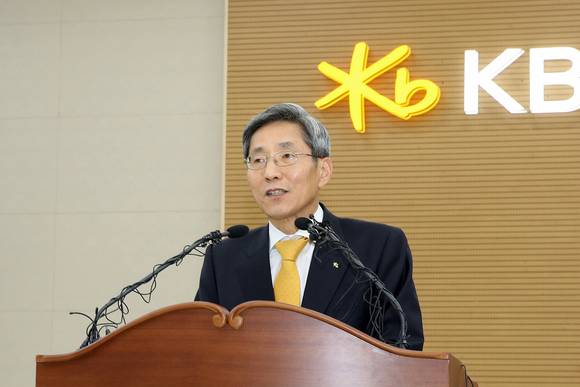 기자간담회에서 발언하고 있는 윤종규 회장(사진 제공: KB금융그룹)