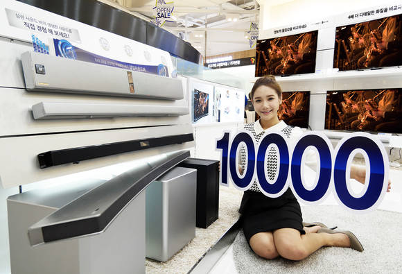 삼성동 코엑스 딜라이트점에서 삼성전자 커브드 사운드바를 소개하는 삼성전자 모델(사진 제공: 삼성전자)