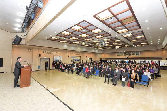 유정복 인천시장이 3일 소비자단체, 시민등 약 200여명이 참석한 가운데 시청 대회의실에서 열린 '인천시 소비자의 날 기념식'에 참석해 소비자활동 공헌자와 모범 기관, 그리고 우수 활동 청소년 등에 대한 표창을 수여한 후 축사를 하고 있다.(사진제공=인천시)