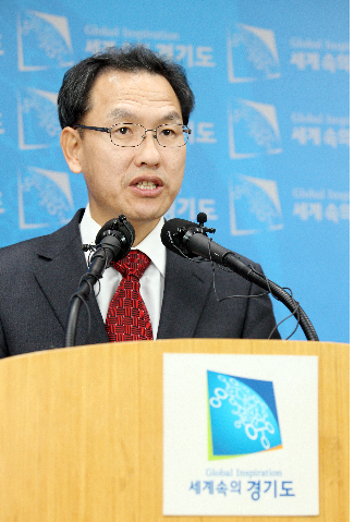 3일 경기도청 브리핑룸에서 전본희 경기도 감사관이 '2014년도 공공기관 청렴도 평가'에서 경기도가 최우수기관(전국 1위)에 선정에 관한 기자회견을 하고 있다.(사진=경기도 제공)