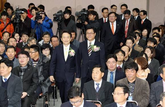 4일 오전 경기도청 제1회의실에서 열린 "初代 이기우 사회통합부지사 취임식"에서 남경필 경기도지사와 이기우 사회통합부지사가 함께 자리로 걸어오고 있다. (사진=경기도 제공)