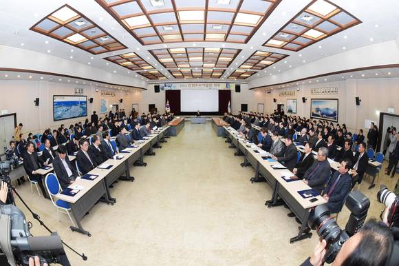 유정복 인천시장이 4일 시청 대회의실에서 우수기업CEO 113명 및 우수기업 종사자 및 관계기관장 등 200여명이 참석한 가운데 열린 '2014 인천 우수기업인 대회'에서 인사말을 하고 있다.(사진제공=인천시)