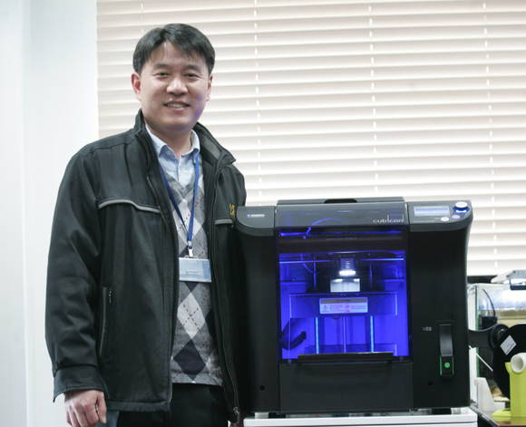 자체 개발 3D 프린터 ‘큐비콘 싱글’ 앞에서 포즈를 취한 하이비젼시스템 최두원 대표(사진: CNB포토뱅크)