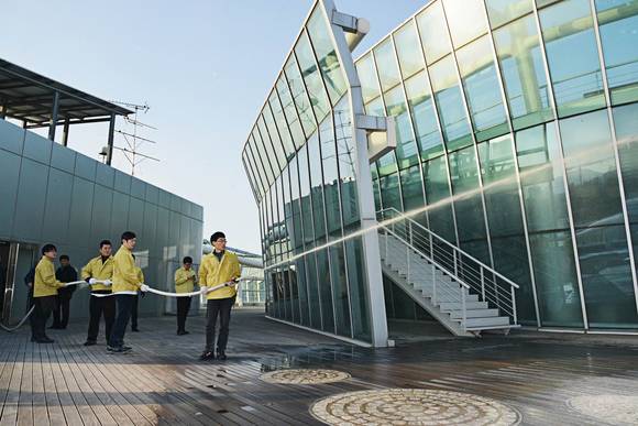 지난 4일 세빛섬 근무자들이 화재발생 상황을 설정한 비상대피훈련 중 화재진압 훈련을 실시하고 있다(사진 제공: 효성)