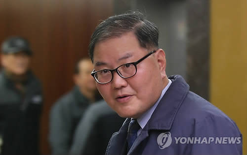 KB금융 고승의 이사가 5일 오후 서울 명동 본점에서 열린 KB금융지주 사외이사 경영전략회의에 참석하기 위해 들어오고 있다(사진: 연합뉴스)